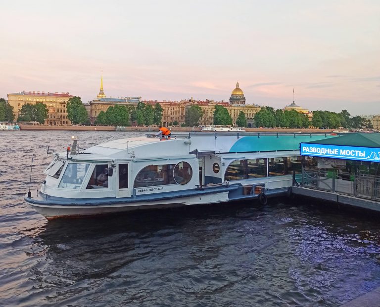 Теплоходная экскурсия по рекам и каналам Петербурга